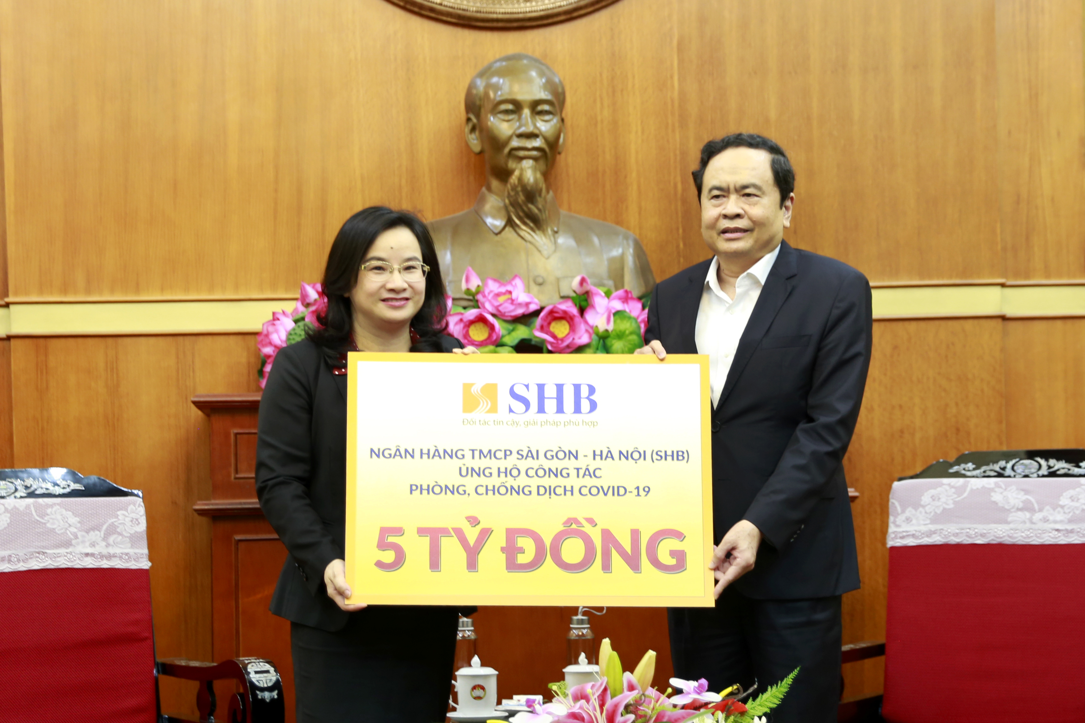 Ng&acirc;n h&agrave;ng SHB chung tay ủng hộ chống dịch COVID-19