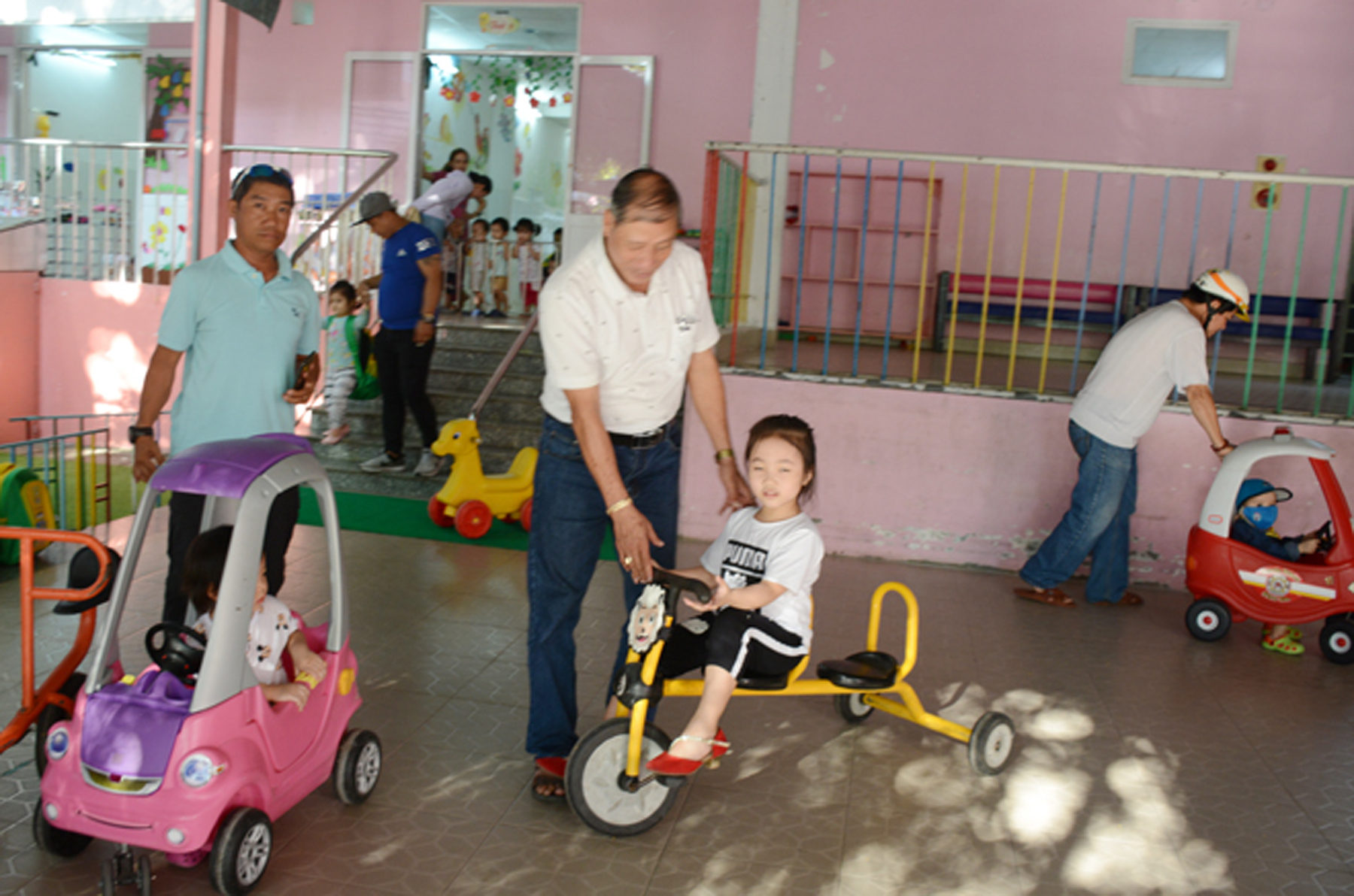  Ông Phạm Bảy thực hiện tốt chủ trương xã hội hóa giáo dục