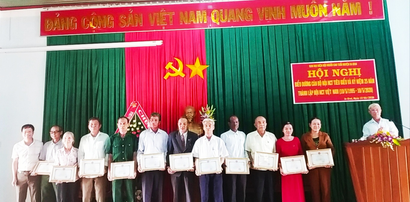 Khen thưởng c&aacute;c tập thể, c&aacute; nh&acirc;n xuất sắc