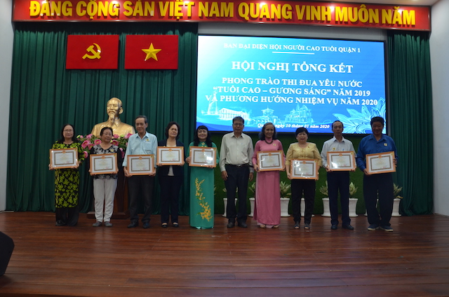 &Ocirc;ng Nguyễn Đăng Khoa, Trưởng ban Hội NCT quận 1 trao Giấy khen cho c&aacute;c c&aacute; nh&acirc;n trong phong tr&agrave;o thi đua &ldquo;Tuổi cao - Gương s&aacute;ng&rdquo;