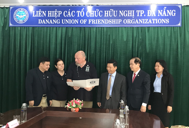 &Ocirc;ng Grant T. Coates giới thiệu t&oacute;m tắt nội dung hồ sơ về nơi ch&ocirc;n cất bộ đội Việt Nam trước khi trao cho &ocirc;ng Phạm Hữu Hoa