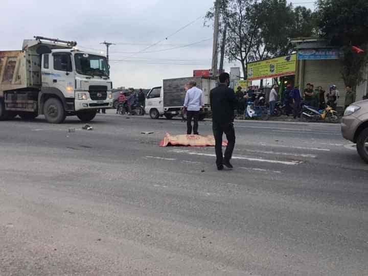 Xe tải húc văng ô tô con, 3 người thương vong