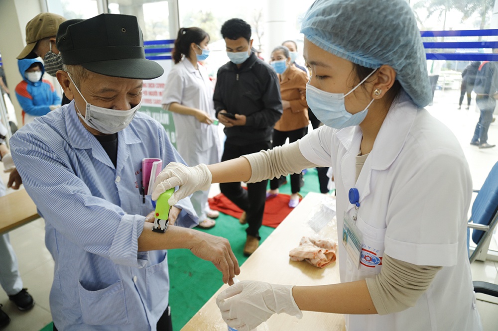 Bệnh nh&acirc;n đến thăm kh&aacute;m tại bệnh viện K Trung ương. Ảnh: