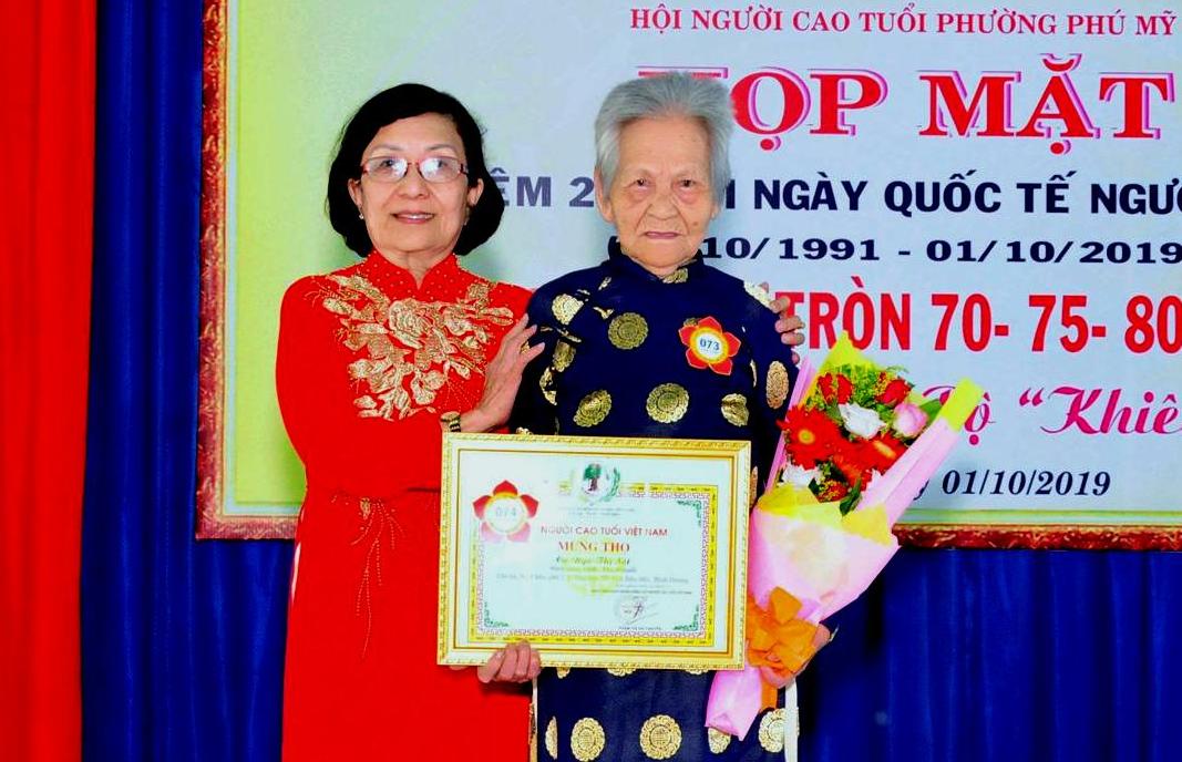 Tặng qu&agrave; mừng thọ NCT phường Ph&uacute; Mỹ