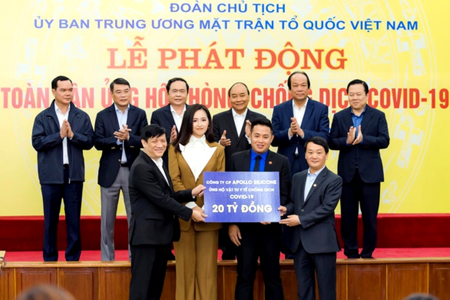 Hoa hậu Mai Phương Th&uacute;y đại diện C&ocirc;ng ty CP Apollo Silicone g&oacute;p 20 tỉ đồng chung tay ph&ograve;ng chống dịch Covid-19