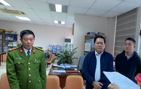 C&ocirc;ng an kh&aacute;m x&eacute;t nơi l&agrave;m việc của &ocirc;ng Nguyễn Ngọc Đ&iacute;nh