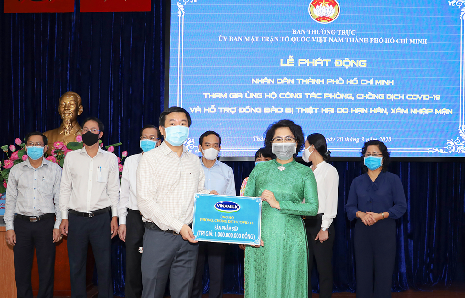 Đại diện Vinamilk trao tặng sản phẩm dinh dưỡng trị gi&aacute; 1 tỷ đồng để hỗ trợ đội ngũ c&aacute;n bộ y tế tuyến đầu chống dịch của TP.HCM
