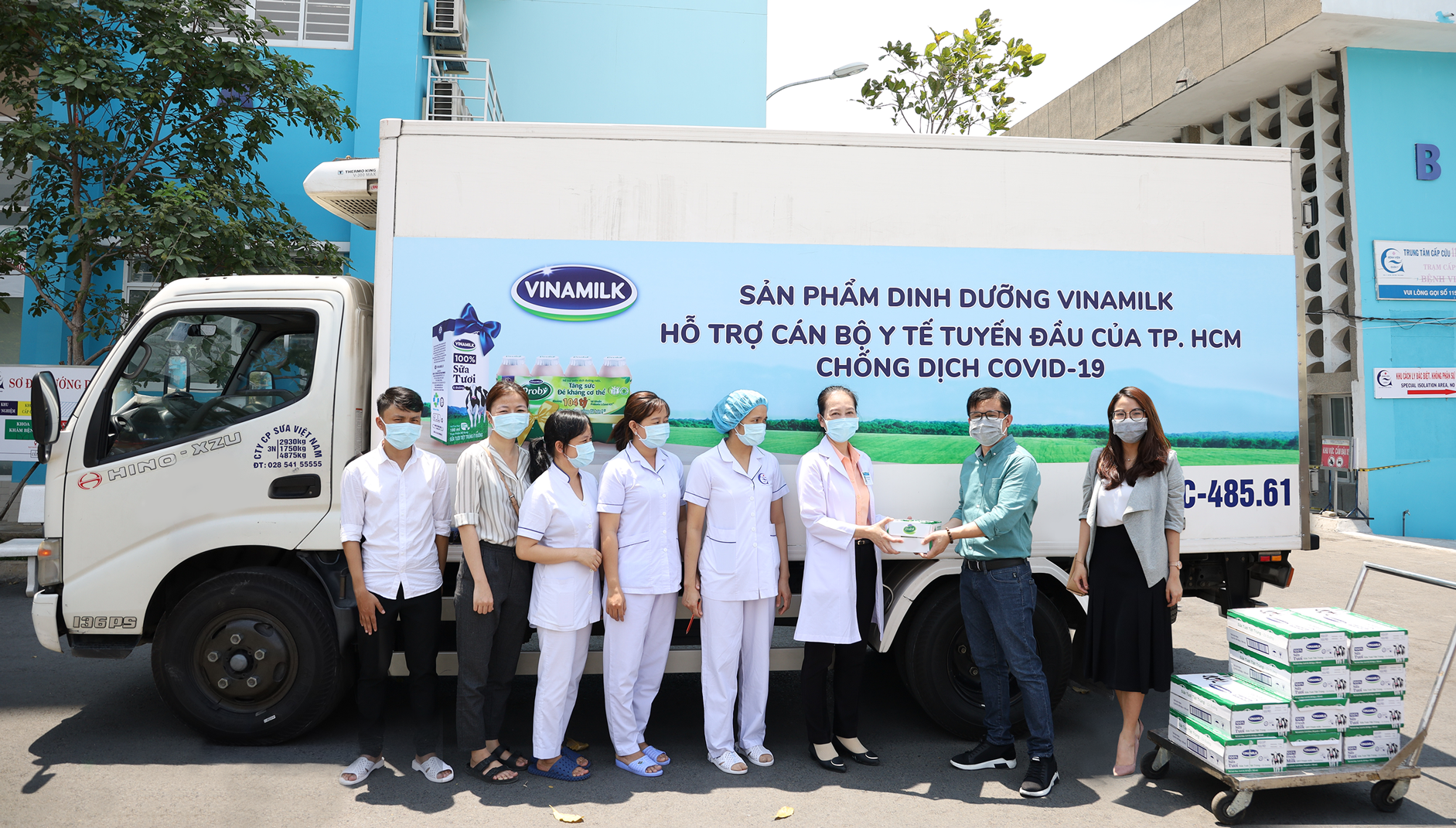 Xe chở sản phẩm của Vinamilk khởi h&agrave;nh đến c&aacute;c địa điểm tiếp nhận tr&ecirc;n địa b&agrave;n Th&agrave;nh phố ngay trong s&aacute;ng ng&agrave;y 20/03
