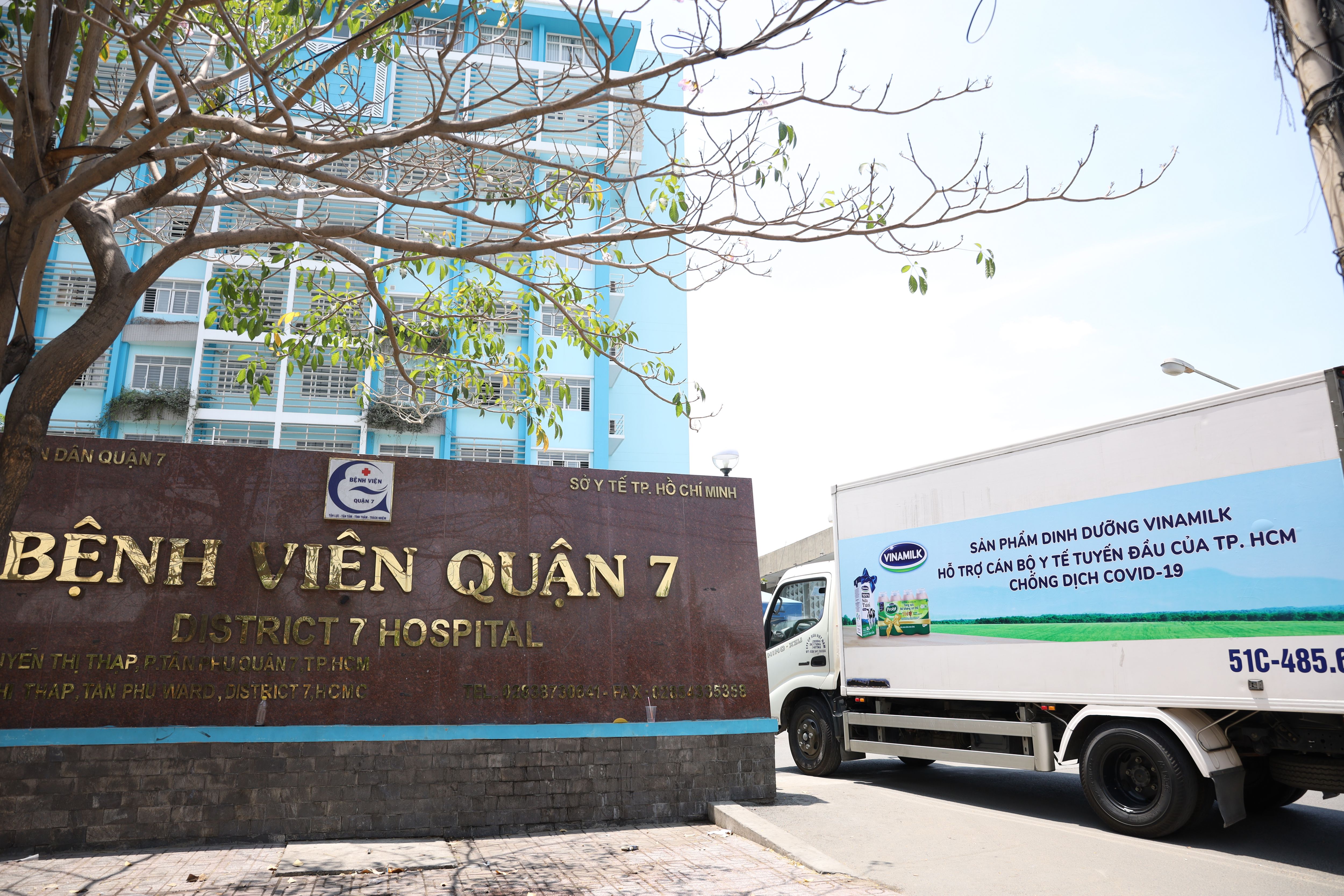 C&aacute;c sản phẩm sữa sẽ được đưa đến tất cả c&aacute;c bệnh viện của TP.HCM, bệnh viện d&atilde; chiến, khu c&aacute;ch ly, s&acirc;n bay&hellip; để hỗ trợ đội ngũ c&aacute;n bộ y tế tuyến đầu chống dịch