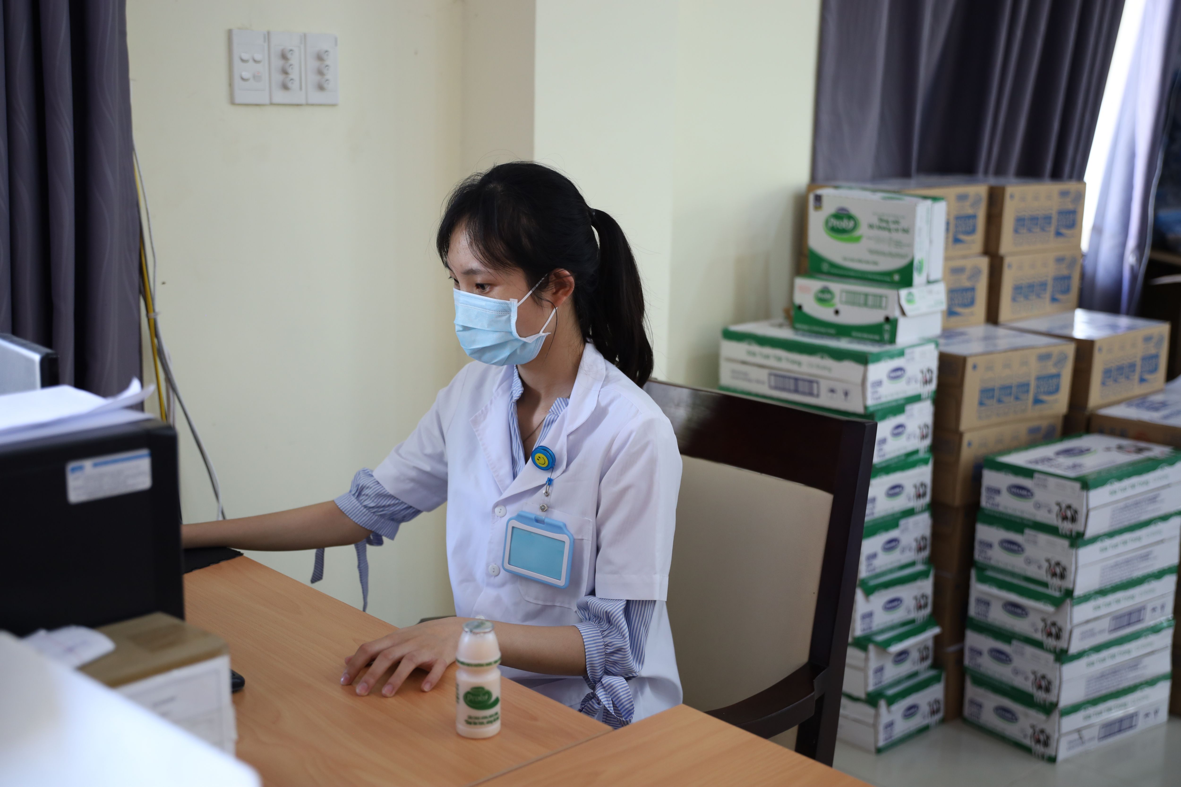 Mỗi ng&agrave;y c&aacute;c y, b&aacute;c sĩ, nh&acirc;n vi&ecirc;n y tế sẽ được bổ sung th&ecirc;m c&aacute;c sản phẩm sữa, sữa chua, nước cam &eacute;p&hellip; của Vinamilk để gi&uacute;p tăng cường đề kh&aacute;ng