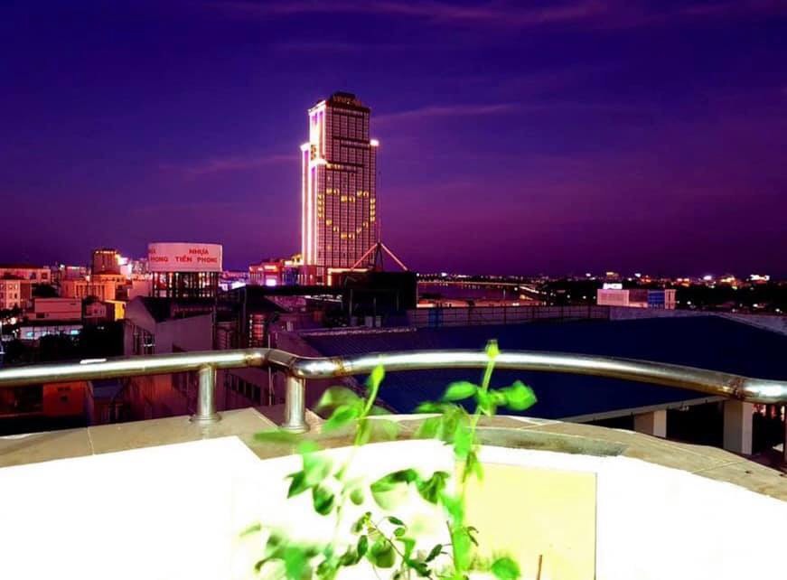 Vinpearl thắp sáng biểu tượng trái tim tri ân y bác sĩ và lan tỏa yêu thương