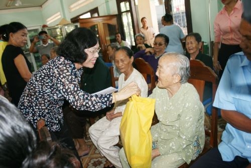 Bà Lê Thị Tám - Nhịp cầu nối những tấm lòng nhân ái với người nghèo, học sinh nghèo