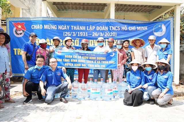 Đo&agrave;n cơ sở BIDV-Chi nh&aacute;nh tỉnh B&igrave;nh Dương trao nước gi&uacute;p người d&acirc;n huyện B&igrave;nh Đại, Bến Tre