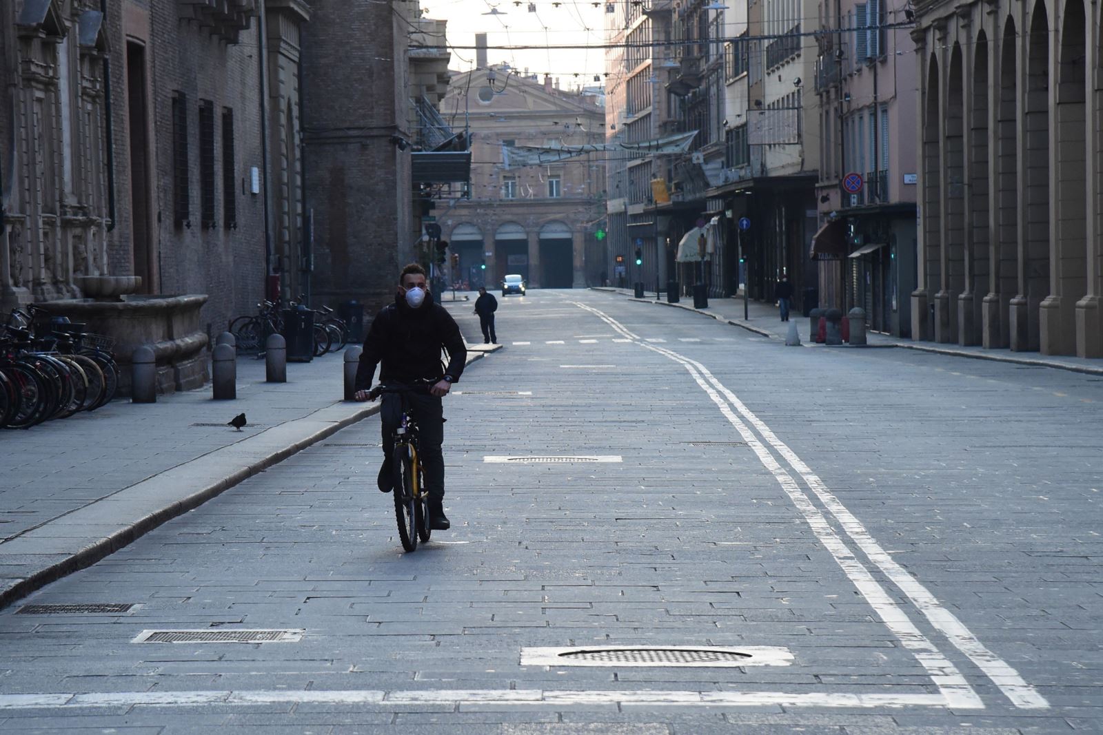 Người d&acirc;n đeo khẩu trang để ph&ograve;ng tr&aacute;nh l&acirc;y nhiễm COVID-19 tại Bologna, Italy, ng&agrave;y 21/3/2020. Ảnh: THX/ TTXVN