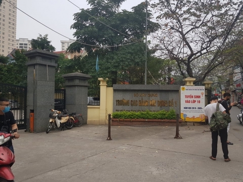 Hà Nội: "Hô biến" khuôn viên nhà trường thành các kiot?