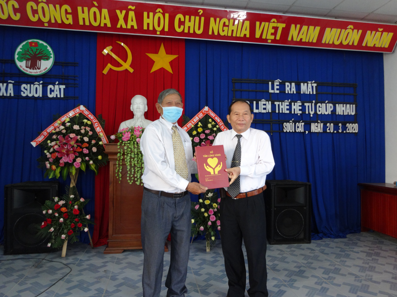 &Ocirc;ng L&ecirc; Xu&acirc;n Hạnh, Trưởng BĐD Hội NCT tỉnh Kh&aacute;nh H&ograve;a tặng sổ &ldquo;Tấm l&ograve;ng v&agrave;ng&rdquo; cho CLB