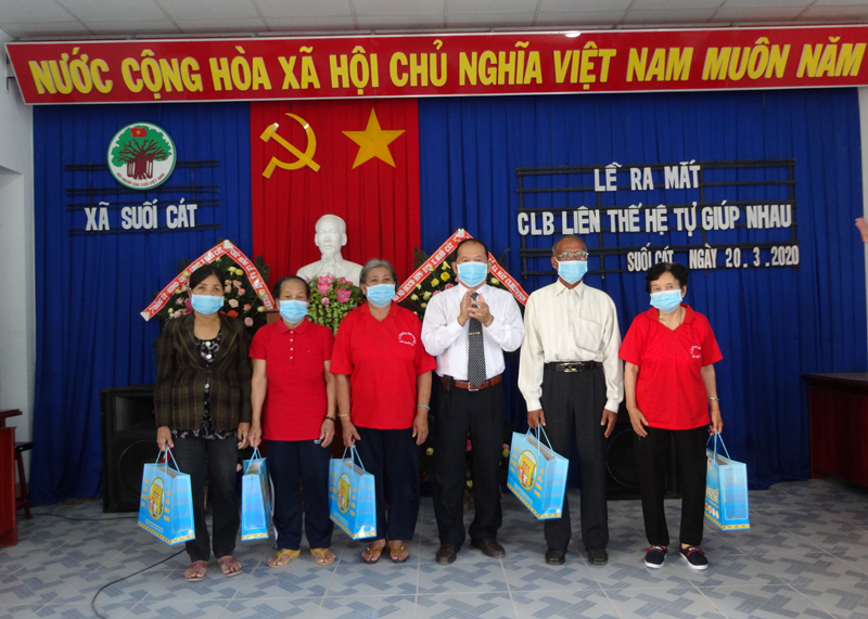 &Ocirc;ng L&ecirc; Xu&acirc;n Hạnh tặng qu&agrave; 5 hội vi&ecirc;n ngh&egrave;o, c&oacute; ho&agrave;n cảnh kh&oacute; khăn của CLB v&agrave; kh&oacute; khăn