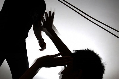 Ghen tuông, người đàn bà thuê côn đồ đánh chồng bầm tím mặt mày