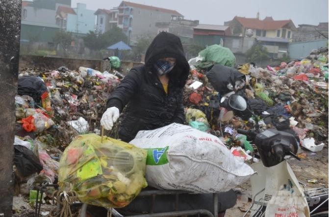 Một người d&acirc;n chở r&aacute;c ra đổ ở b&atilde;i của th&ocirc;n. Ảnh: Dương Đ&igrave;nh Tường.