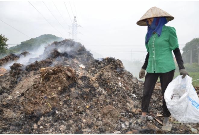 Một người d&acirc;n đi bới r&aacute;c ở b&atilde;i của l&agrave;ng tại x&atilde; Ho&agrave;n Sơn, huyện Ti&ecirc;n Du. Ảnh: Dương Đ&igrave;nh Tường.
