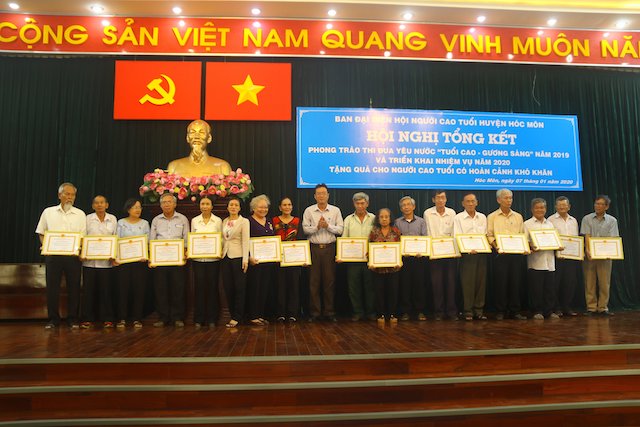 &Ocirc;ng Đỗ Thanh H&ograve;a, Ph&oacute; Chủ tịch UBND huyện tặng giấy khen cho c&aacute;n bộ hội ho&agrave;n th&agrave;nh tốt nhiệm vụ c&ocirc;ng t&aacute;c năm 2019