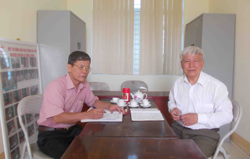 &Ocirc;ng Lưu Nh&acirc;n Ứng (b&ecirc;n phải) c&ugrave;ng Ph&oacute; Chủ tịch Hội NCT x&atilde; Phạm Hồng Vọng trao đổi c&ocirc;ng việc