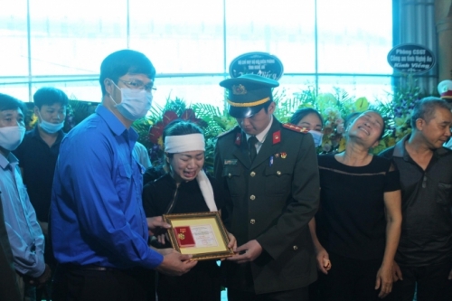 Tặng "Huy hiệu tuổi trẻ dũng cảm" cho chiến sĩ công an Nghệ An hy sinh khi vây bắt tội phạm ma túy