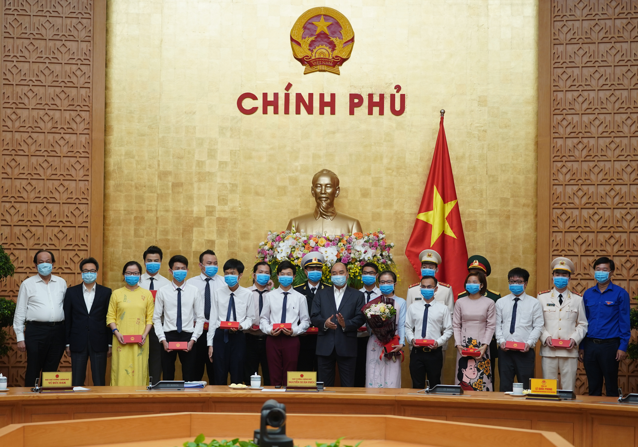 Thủ tướng tặng qu&agrave; cho c&aacute;c gương mặt trẻ ti&ecirc;u biểu - Ảnh: VGP/Quang Hiếu