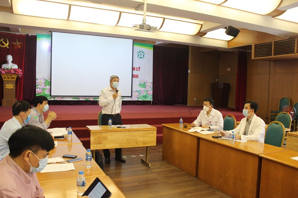 Thứ trưởng Bộ Y tế Nguyễn Trường Sơn ph&aacute;t biểu tại buổi l&agrave;m việc với BV Bạch Mai s&aacute;ng ng&agrave;y 25/3 về c&ocirc;ng t&aacute;c ph&ograve;ng chống dịch COVID- 19 của BV.