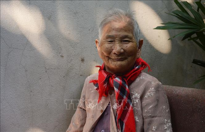 Mẹ Việt Nam anh h&ugrave;ng 91 tuổi ủng hộ tiền chống dịch Covid-19. Ảnh TTXVN