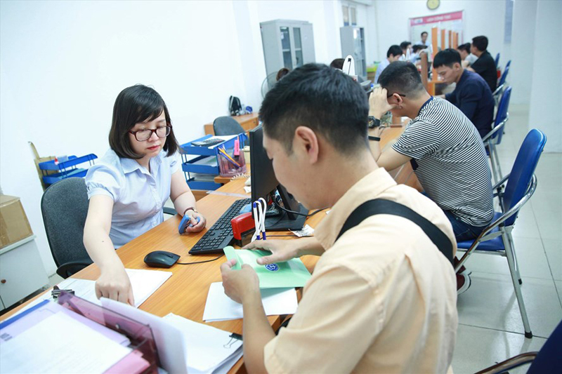 Người lao động t&igrave;m hiểu th&ocirc;ng tin về tạm dừng đ&oacute;ng bảo hiểm thất nghiệp tại Trung t&acirc;m Dịch vụ việc l&agrave;m H&agrave; Nội.