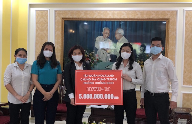 Đại diện Tập đo&agrave;n Novaland chung tay c&ugrave;ng TP Hồ Ch&iacute; Minh ph&ograve;ng chống dịch