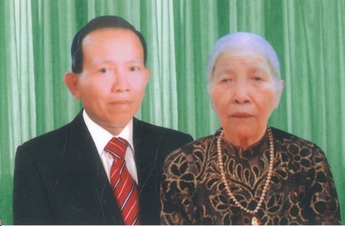 Vợ chồng người cao tuổi mẫu mực