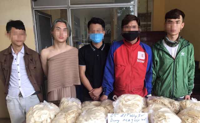 C&aacute;c đối tượng c&ugrave;ng tang vật bị thu giữ.
