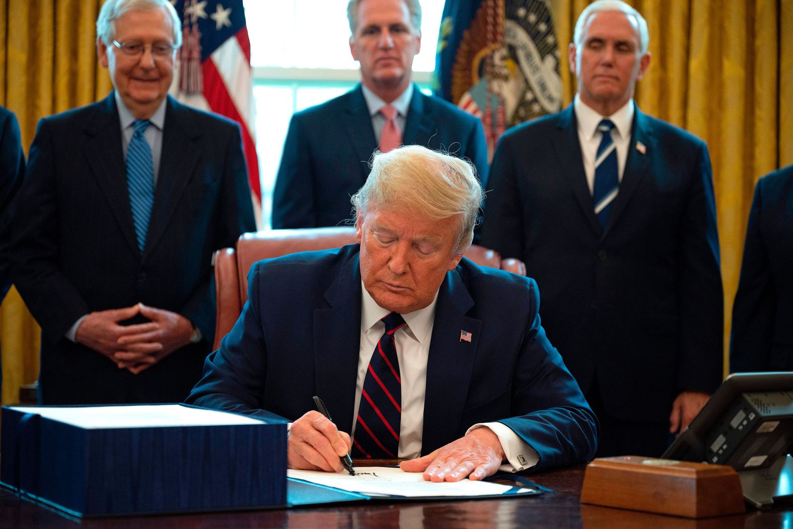 Tổng thống Trump k&yacute; ph&ecirc; chuẩn đạo luật CARES trong một sự kiện bị truyền th&ocirc;ng Mỹ chỉ tr&iacute;ch l&agrave; kh&ocirc;ng tu&acirc;n thủ gi&atilde;n c&aacute;ch x&atilde; hội.