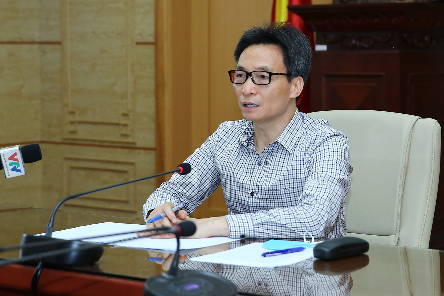 Ph&oacute; Thủ tướng Vũ Đức Đam y&ecirc;u cầu tập trung lực lượng dập bằng được ổ dịch tại BV Bạch Mai. Ảnh: VGP/Đ&igrave;nh Nam