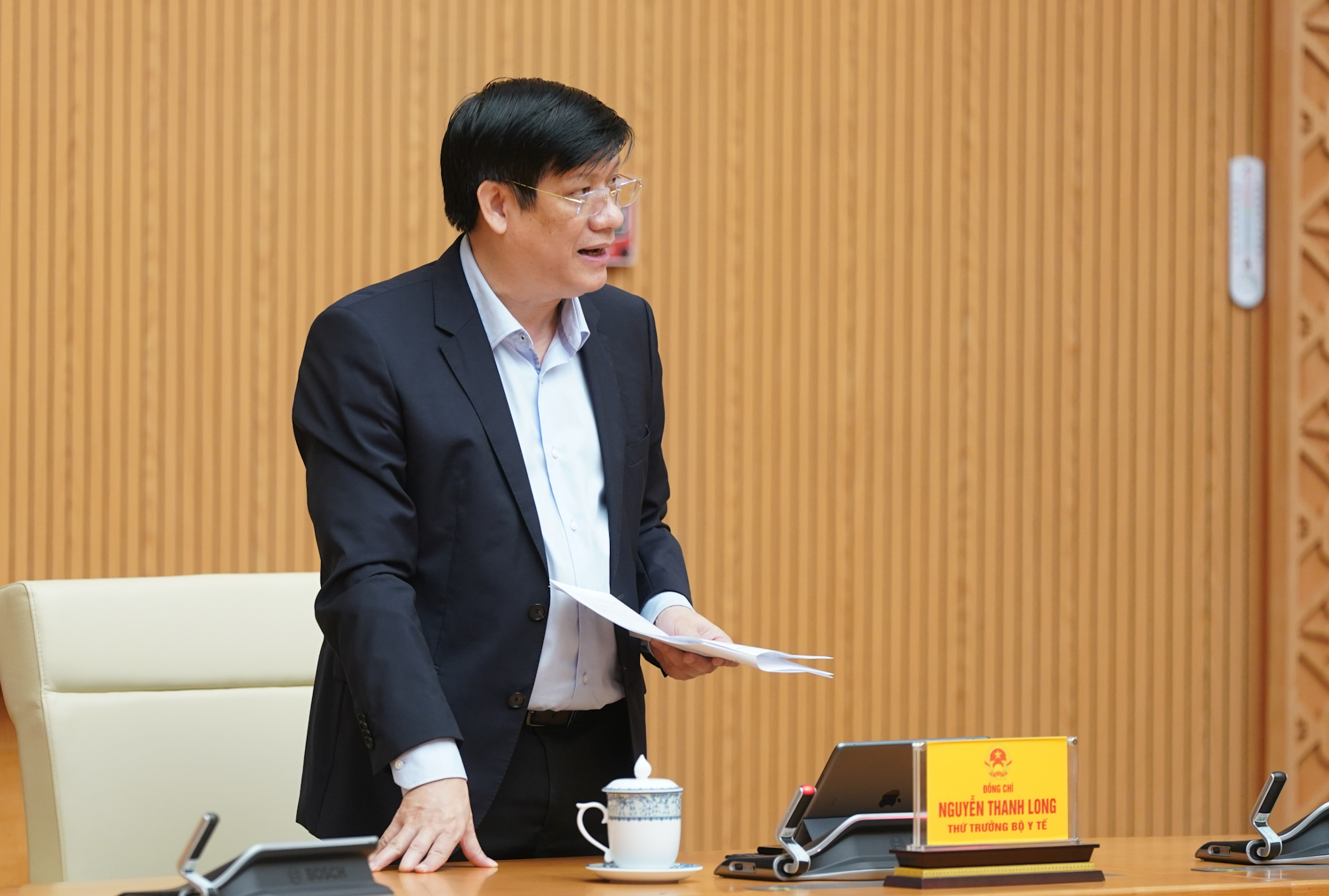 Thứ trưởng Bộ Y tế Nguyễn Thanh Long ph&aacute;t biểu tại buổi l&agrave;m việc. - Ảnh: VGP/Quang Hiếu