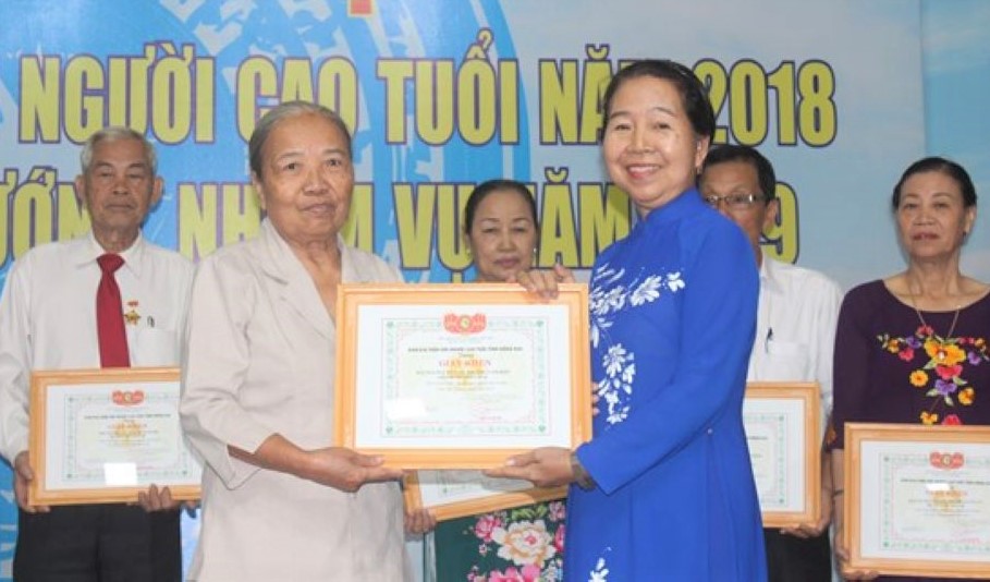 Khen thưởng c&aacute; nh&acirc;n xuất sắc