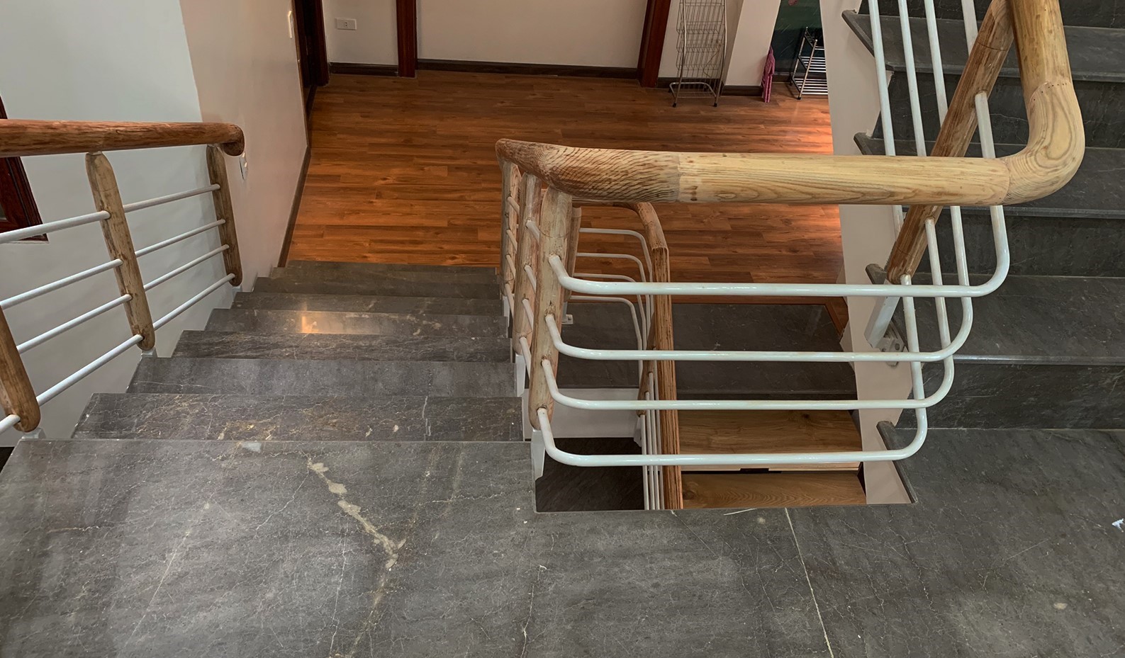 Ảnh 2: Ứng dụng l&agrave;m mặt bậc thang từ đ&aacute; Marble tạo cảm gi&aacute;c mới mẻ, độc đ&aacute;o