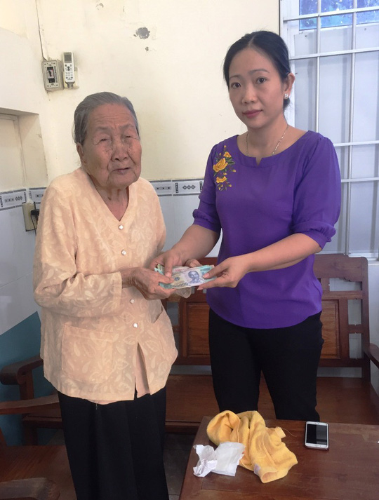 B&agrave; Trần Duy Phương, Chủ tịch Ủy ban Mặt trận Tổ quốc Việt Nam phường5, đ&atilde; nhận tiền ủng hộ của cụ v&agrave; rất cảm động trước tấm l&ograve;ng của cụ. Đồng thời gửi lời c&aacute;m ơn s&acirc;u sắc đến cụ L&eacute;n v&agrave; gia đ&igrave;nh