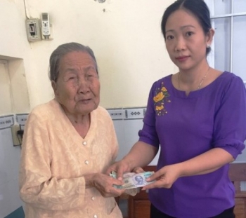 Cụ bà 93 tuổi ủng hộ tiền mừng tuổi phòng chống dịch Covid -19