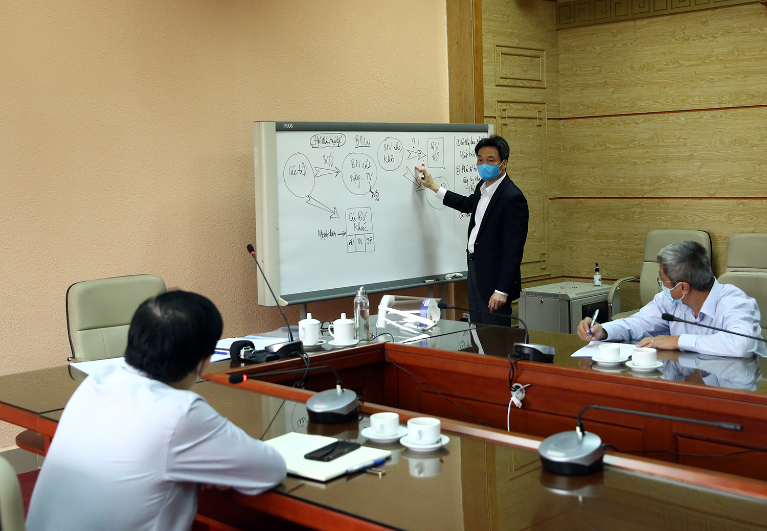 Ph&oacute; Thủ tướng Vũ Đức Đam trao đổi với l&atilde;nh đạo Bộ Y tế về t&igrave;nh h&igrave;nh Bệnh viện Bạch Mai trong cuộc họp s&aacute;ng 30/3. Ảnh: VGP/Đ&igrave;nh Nam