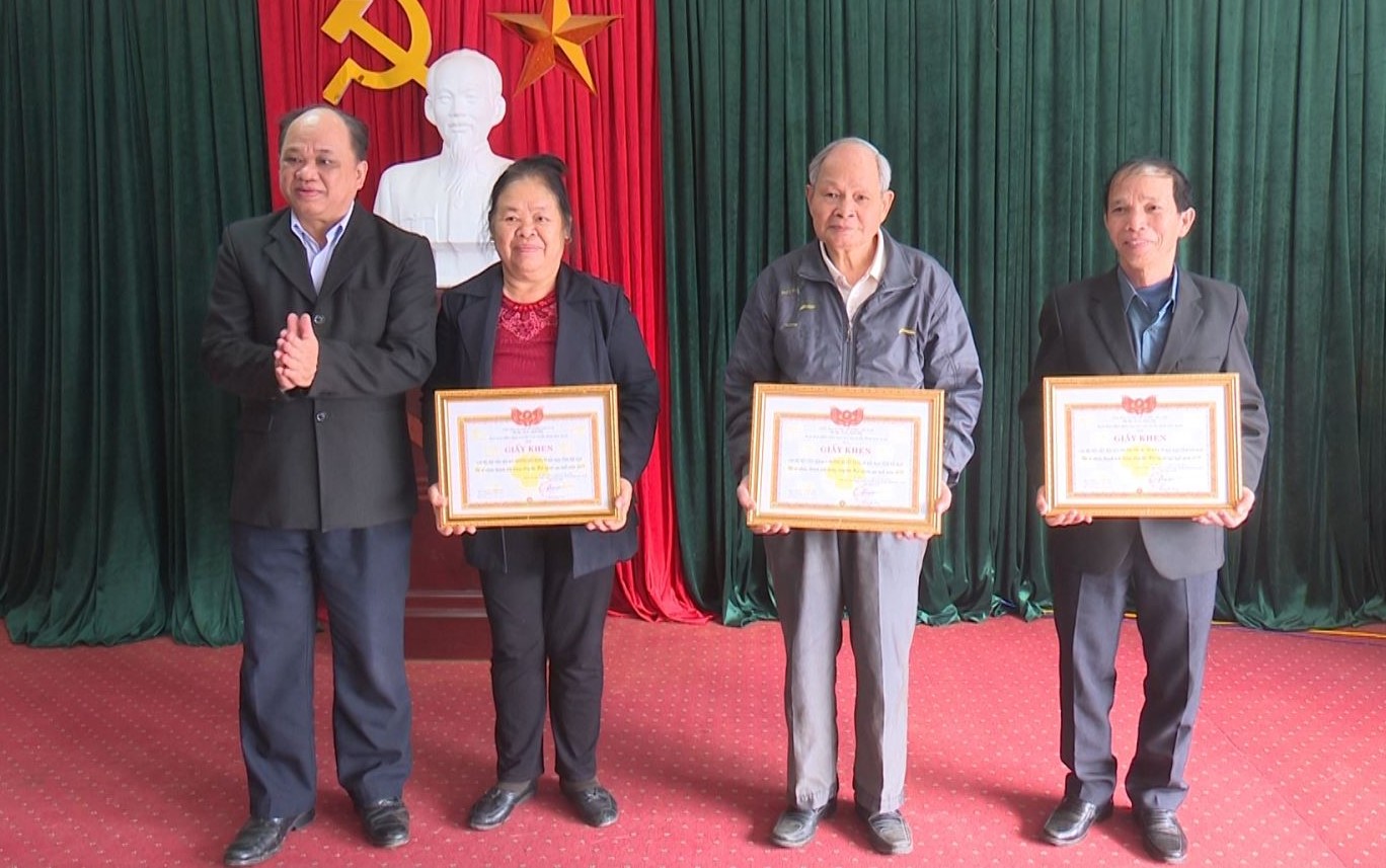 Khen thưởng c&aacute;c c&aacute; nh&acirc;n xuất sắc. Ảnh IT