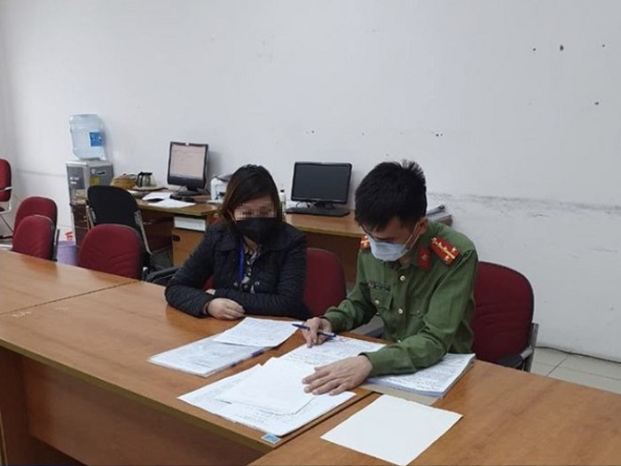Tung tin c&oacute; 4 ca mắc Covid-19 cạnh nh&agrave;, một phụ nữ bị xử phạt