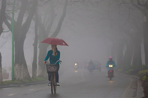 Dự b&aacute;o thời tiết ng&agrave;y mai 1/4: Đ&ocirc;ng Bắc Bộ đ&ecirc;m v&agrave; s&aacute;ng tiếp tục mưa ph&ugrave;n, trời r&eacute;t
