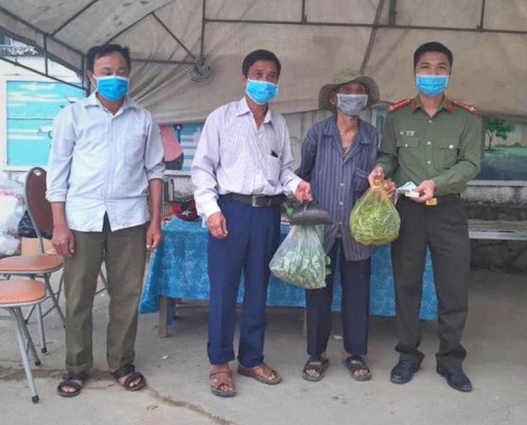 Cụ Nguyễn Văn Th&aacute;i đạp xe mang gạo, rau v&agrave; tiền đến ủng hộ tại khu c&aacute;ch li. Ảnh IT