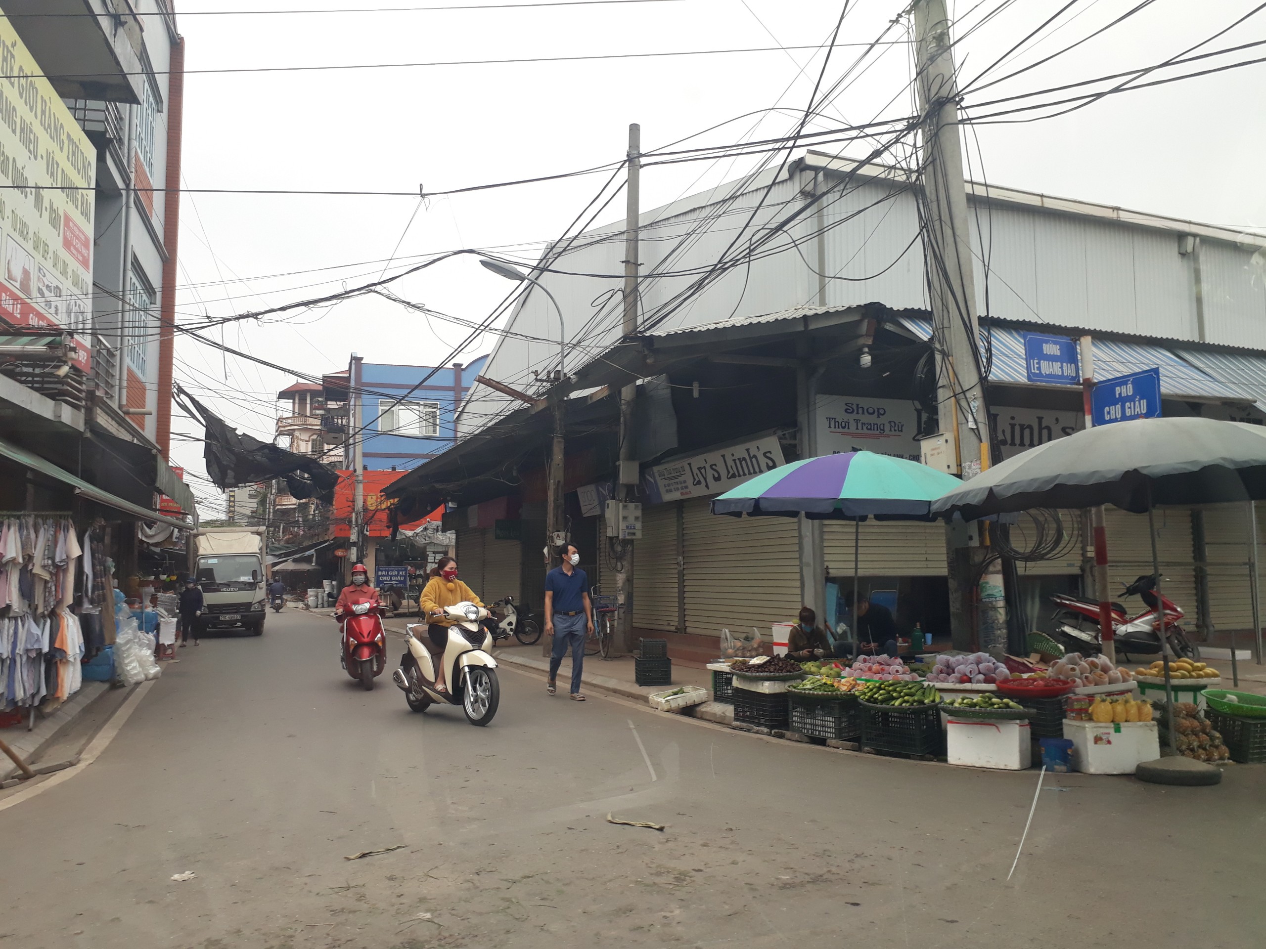 Ph&ocirc;́ chợ Gi&acirc;̀u hàng ngày t&acirc;́p n&acirc;̣p nay chỉ còn lác đác cửa hàng được phép mở.