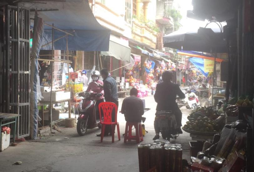 T&acirc;́t cả người d&acirc;n ra vào chợ đ&ecirc;̀u phải đo th&acirc;n nhi&ecirc;̣t và rửa tay sát khu&acirc;̉n.