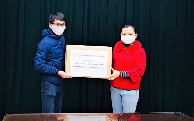 Tặng 500 khẩu trang cho TW Hội NCT Việt Nam