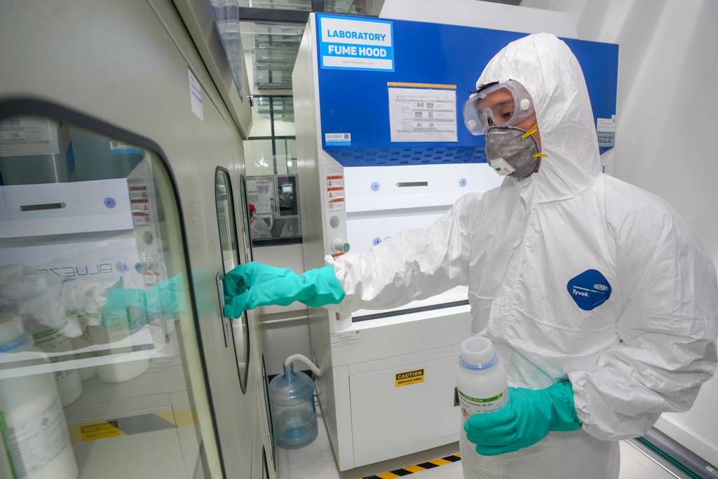 B&ecirc;n trong c&aacute;c ph&ograve;ng Lab nghi&ecirc;n cứu hiện đại, tối t&acirc;n của Nh&agrave; m&aacute;y VinSmart (Tập đo&agrave;n Vingroup)